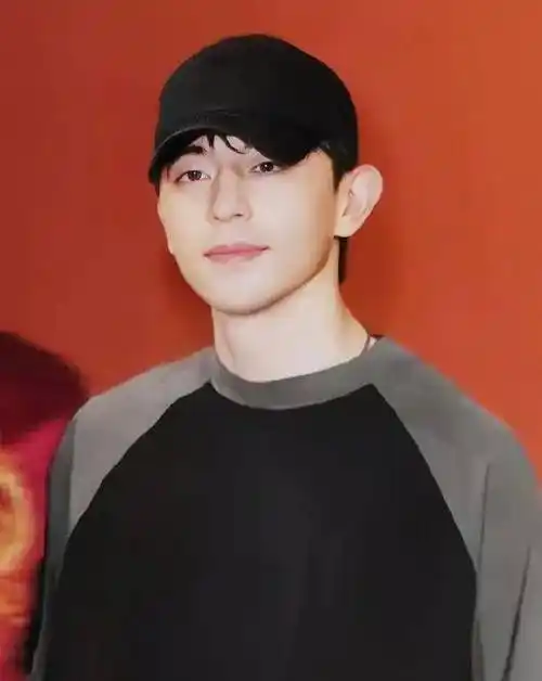 疑似割双眼皮大变样,网友表示认不出邓伦_朋友_婚礼_照片