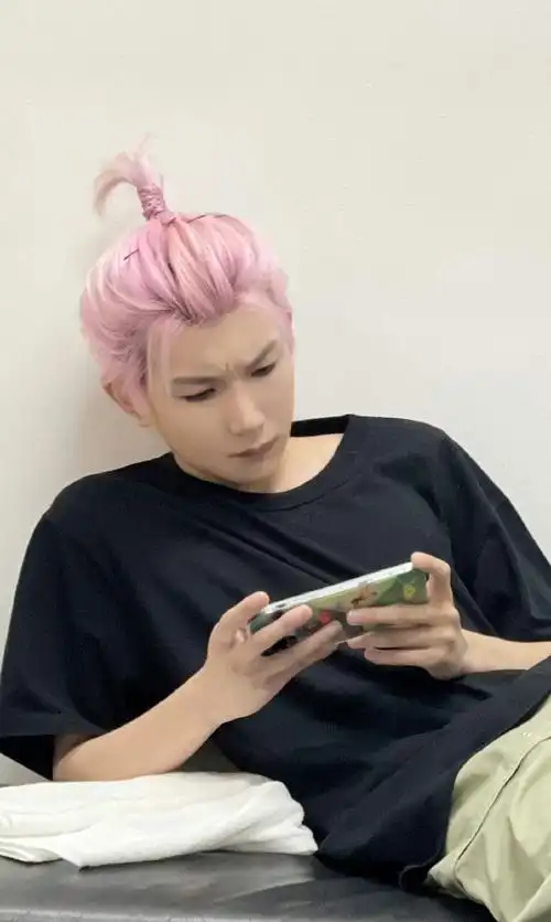 王源在看什么##王源粉发小揪揪造型随拍