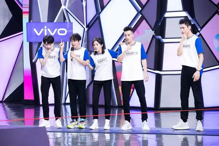 之前谁说王子异身高不显高来着