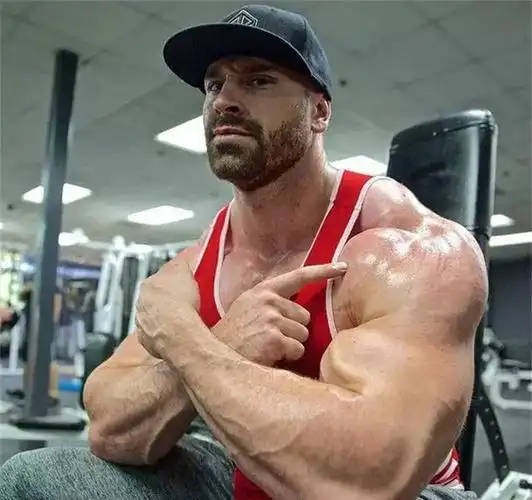 身高191公分的肌肉男被誉为健身界的小力王手臂力量强大