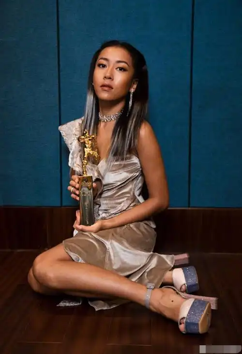 她是娱乐圈最黑女星,皮肤黑到被担心嫁不出去,却依旧美得自信!