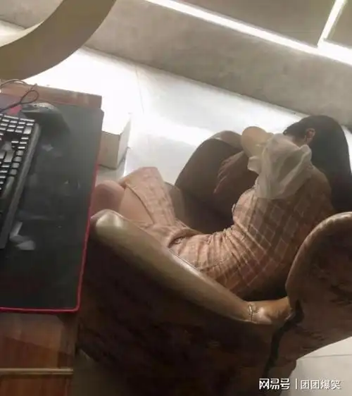 在网吧看见旁边的妹子睡着了突然有点心动我该怎么办啊