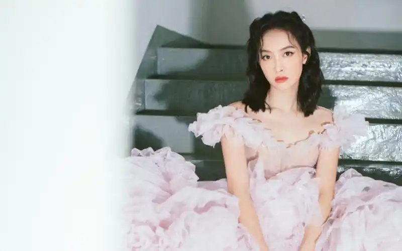 宋茜粉色公主裙写真桌面壁纸