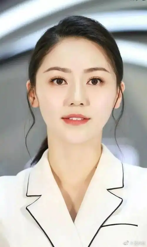 四川美女——黄梦莹,美丽大方,气质迷人,笑容甜到骨子里