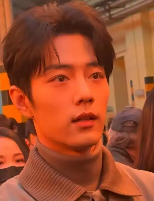 把32岁肖战跟26岁王一博放一起对比我才明白什么叫顶级骨相