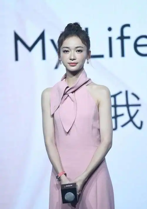 吴谨言的瘦小身材还挺适合露肩,看着清新又俏皮,挺显气质的_腾讯新闻