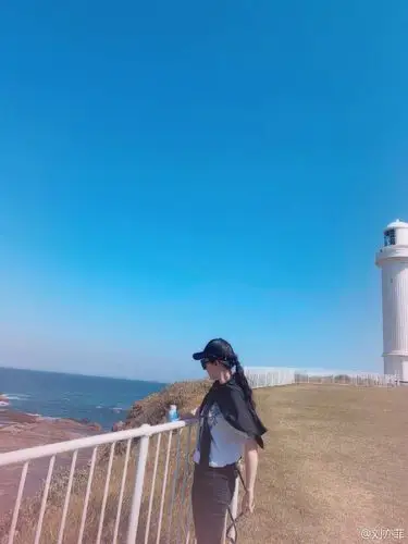 刘亦菲分享美照明艳动人 变晒照狂魔粉丝笑言像过年