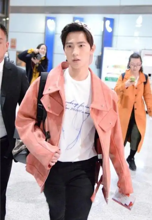 30岁杨洋生图也抗打穿着粉红色夹克像在校大学生一点都油腻