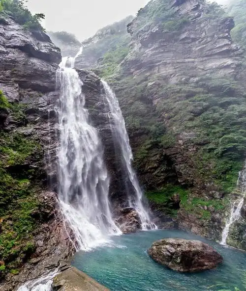 被誉为"庐山第一奇观",是集飞瀑流泉为一体的山丘型旅游地