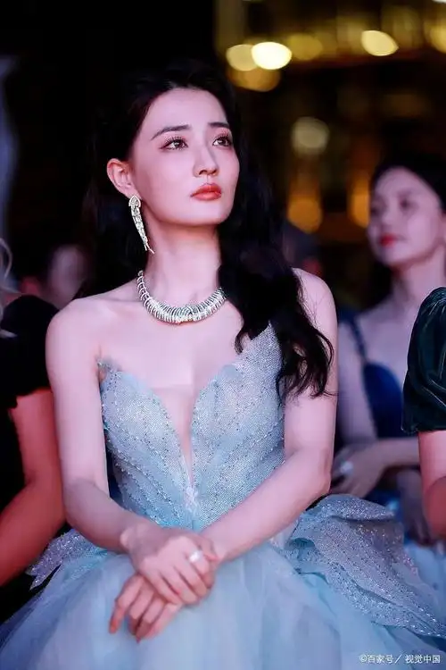 凭借她高挑的身材和精致的五官,徐璐在模特行业迅速崭露头