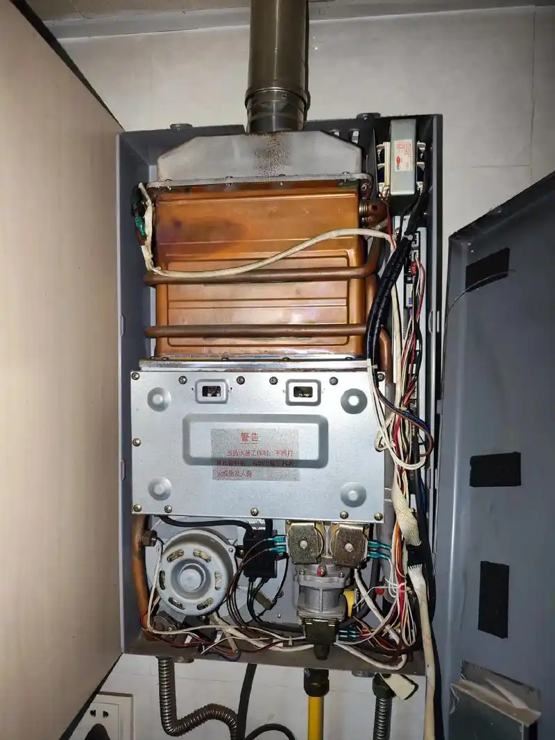 抖音大神谁告诉 万和热水器报错e4,风扇正常,电池在哪里位置 - 抖音