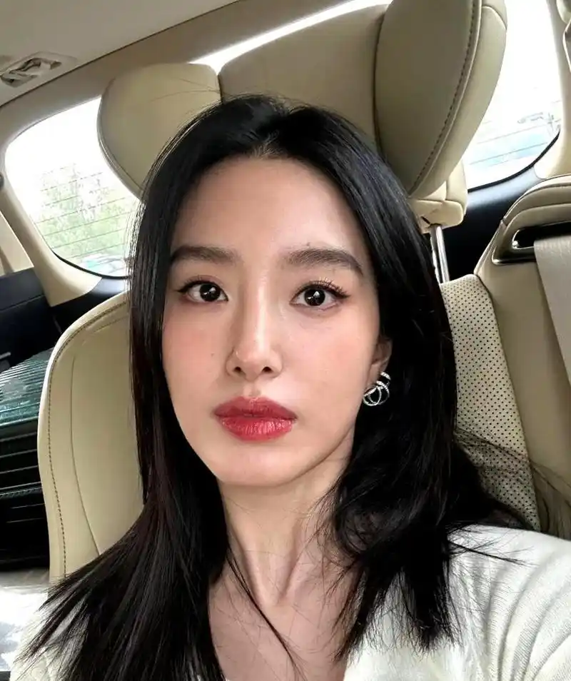 杨采钰毫不掩饰地分享了她的原始相机照片,脸上的瑕疵清晰可见.