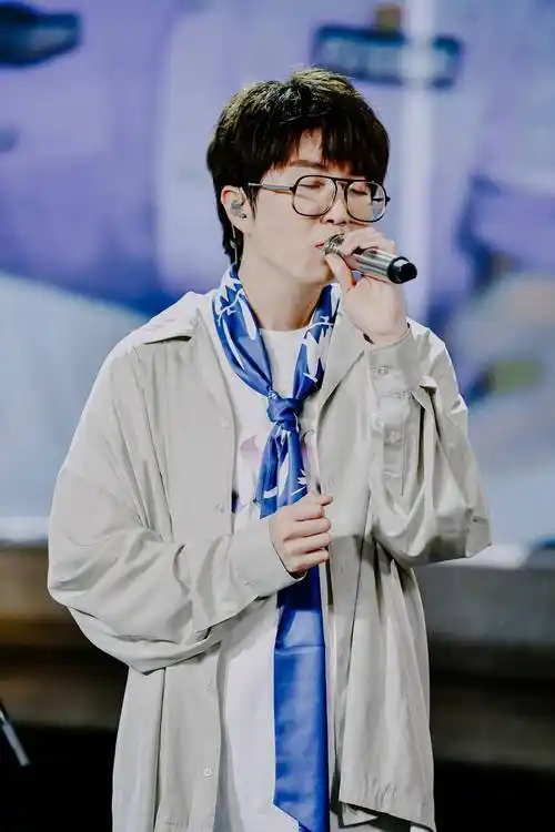 毛不易穿牛仔裤搭白鞋简约清新 憨憨一笑软萌可爱