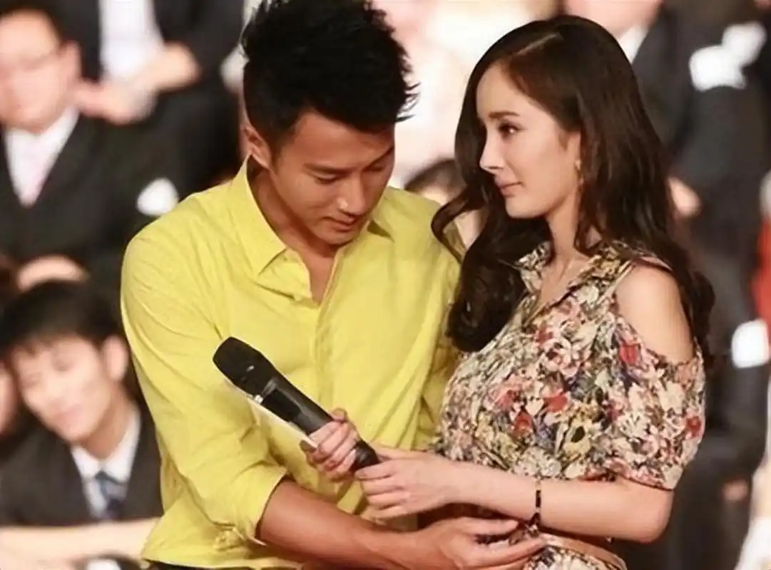 照片中,小糯米身穿灰色上衣搭配牛仔裤,而刘恺威则跟在她的身后.