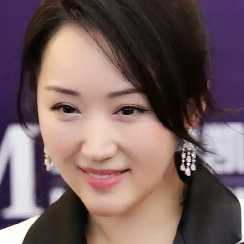 杨钰莹一组近距离高清美照,皮肤细嫩如少女,脸上写着真善美