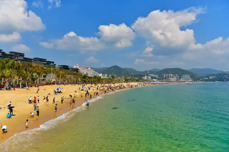 深圳大梅沙海滨公园的海滩在这个无法回老家过春节的假期,成为了很多