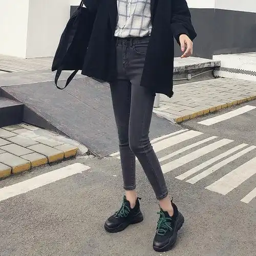 牛仔长裤子女烟灰色搭配|2018新款小脚牛仔长裤子女烟灰色推荐|意思