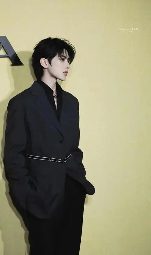腰间别上一条黑色腰带,更好的拉长了身材比例,有颜值有身材的蔡徐坤