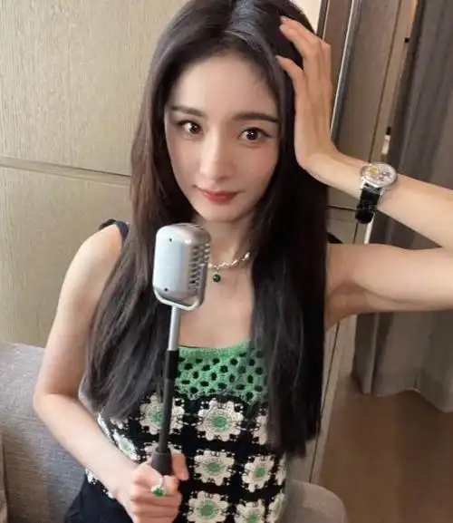 杨幂自2018年与刘恺威结束5年婚姻后,二人当时表示会共同抚养女儿小