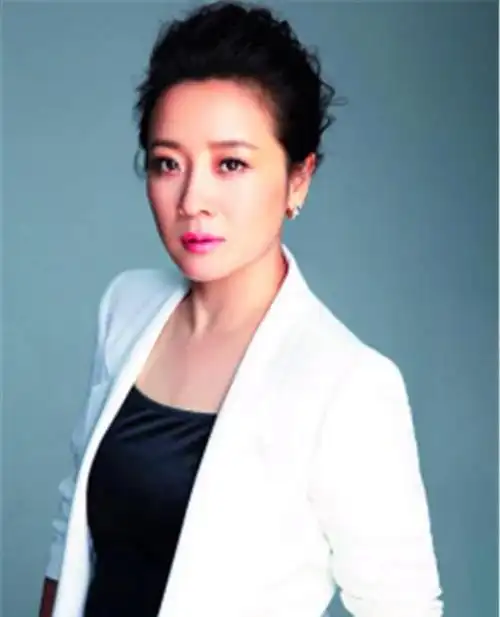 陈小艺出生在一个演员之家,也是一个正宗的川妹子.