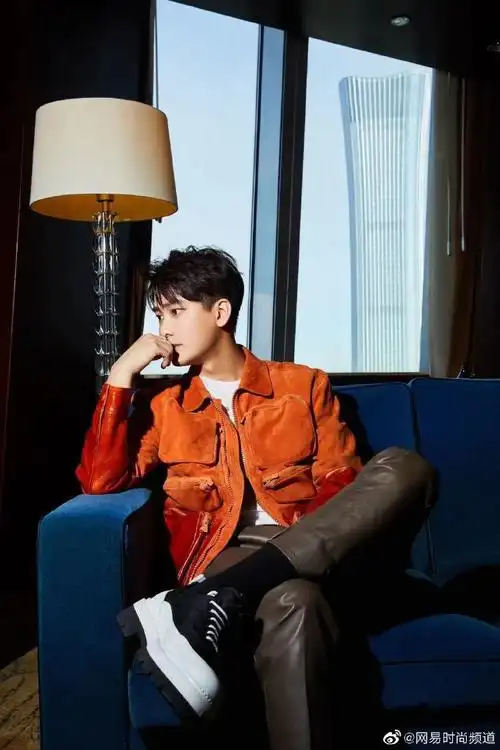 熊梓淇3d口袋夹克# @熊梓淇 亮相2019凤凰. 来自网易时尚频道 - 微博