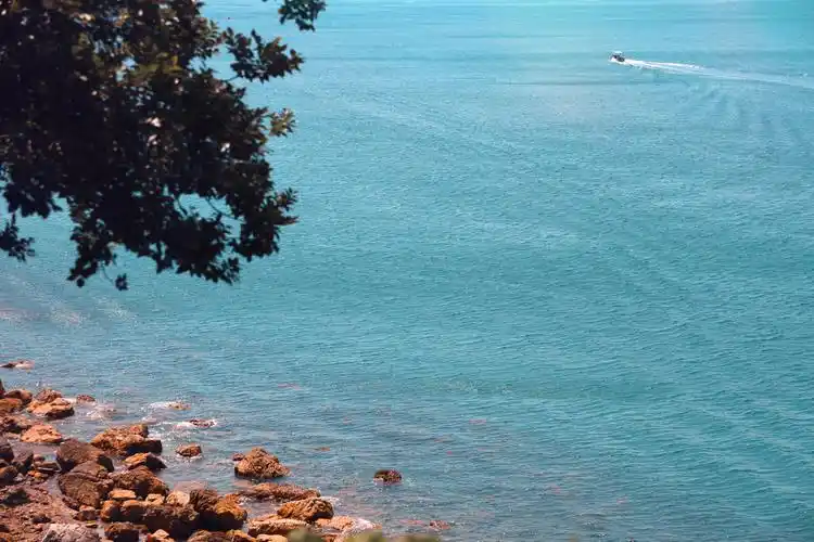 海边图片壁纸喜欢它安静的样子开阔无边的大海海边风景图片
