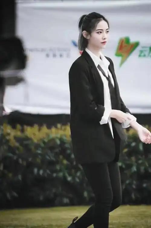 穿西装的许佳琪好帅呀领带不绑好更时髦又帅又美让人心动