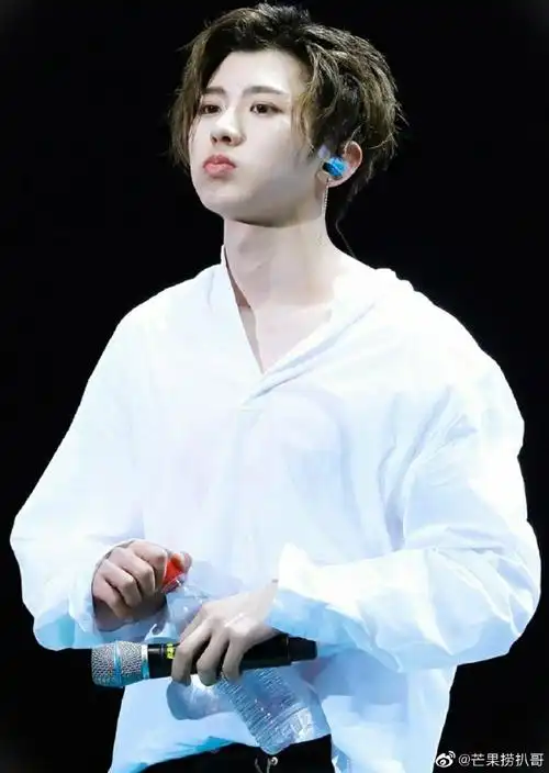 蔡徐坤可爱嘟嘴画面小合集,好久不见蔡小葵,看完整个心都要被融化了!