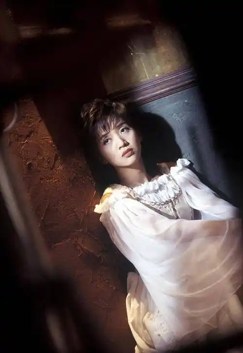 梅艳芳一生未嫁却美得气质,舞台穿搭个性时尚,私服却端庄又高雅_造型