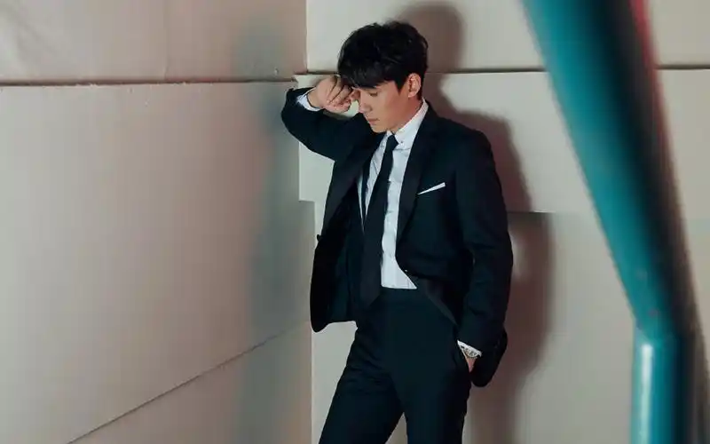 朱一龙成熟魅力写真桌面壁纸高清大图预览1920x1200_大陆明星下载_美