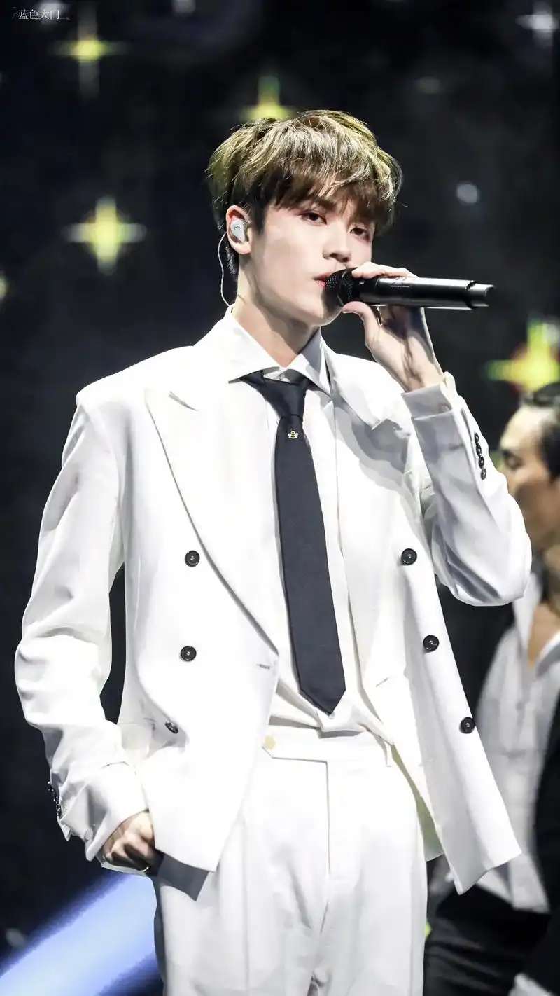 "没有什么值得不值得,热爱就值得#林彦俊 #西装 #神仙 - 抖音