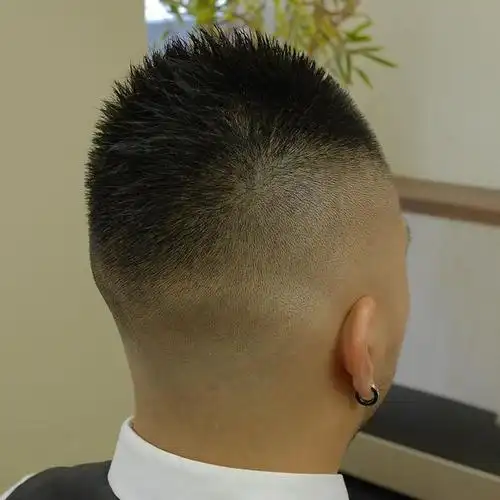 子弹头男发是一种从周边发际线向头顶黄金点裁剪的发型,由短到长得