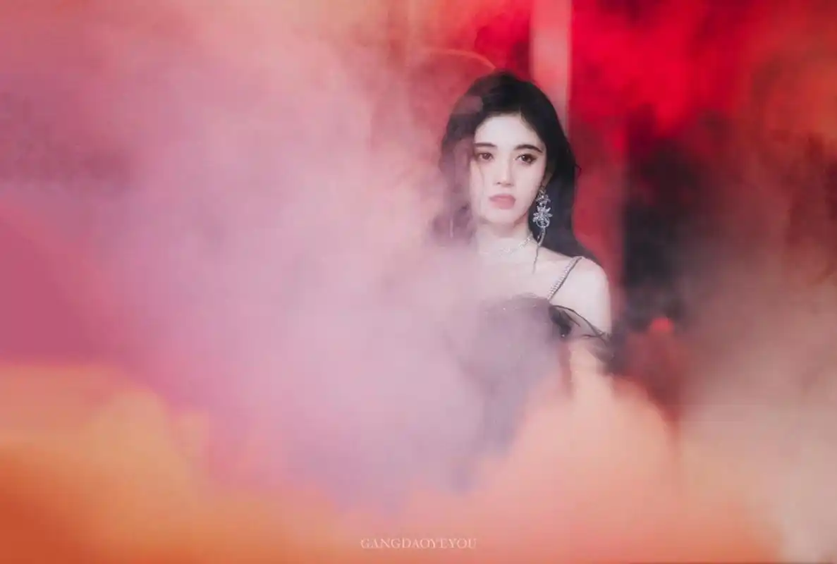 鞠婧祎妈妈的旧照