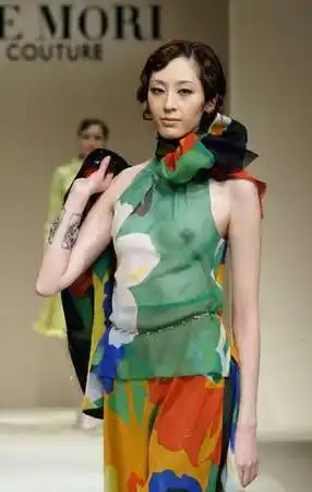 组图东京春夏时装展模特真空上阵演绎透视装