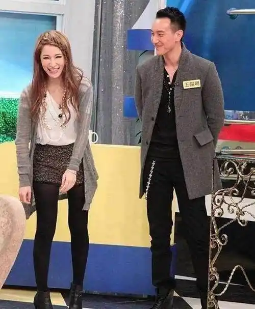 萧亚轩姐弟恋又分手了"老萧吃嫩草"的情史揭秘_柯震东_石正祥_恋情