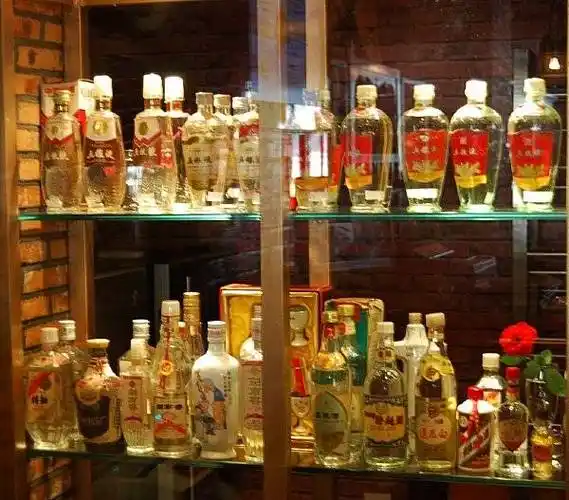 先看看白酒收藏的选取的条件1,纯粮食酒,越是好的纯粮食酒就越具有