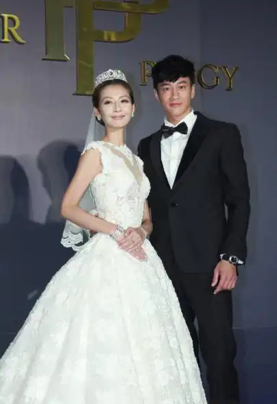 44岁何润东肩扛老婆拍大片,烈日下坚持两小时,我看得都热了!