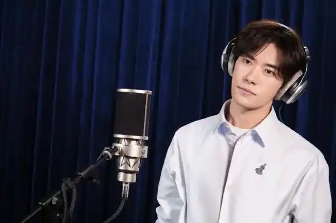 tfboys-易烊千玺献唱的空军宣传曲《莫等闲》上线,与2021年的《未来