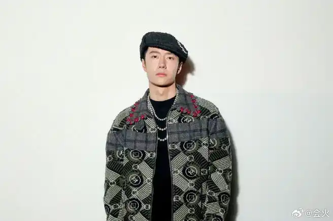 王一博报童帽造型