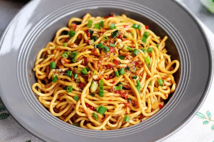 不管做什么拌面,面条煮好后不能直接拌,多做这一步,口感超劲道