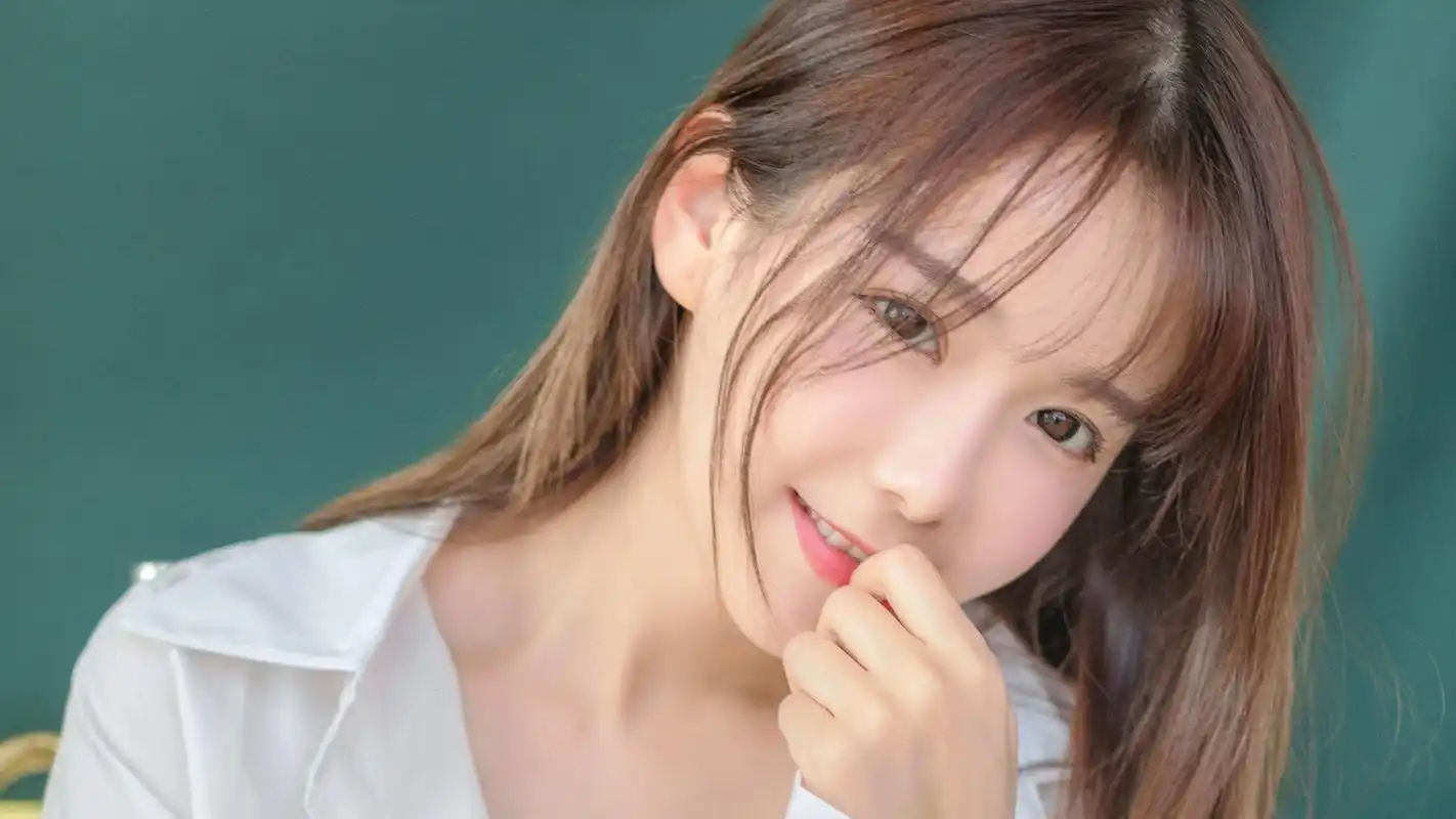 美女长发 白色衬衫 甜美笑容美女4k壁纸壁纸美女长发壁纸图片_桌面