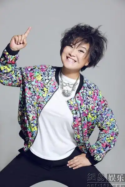 贾玲晒尖下巴网友画面太美不敢看图