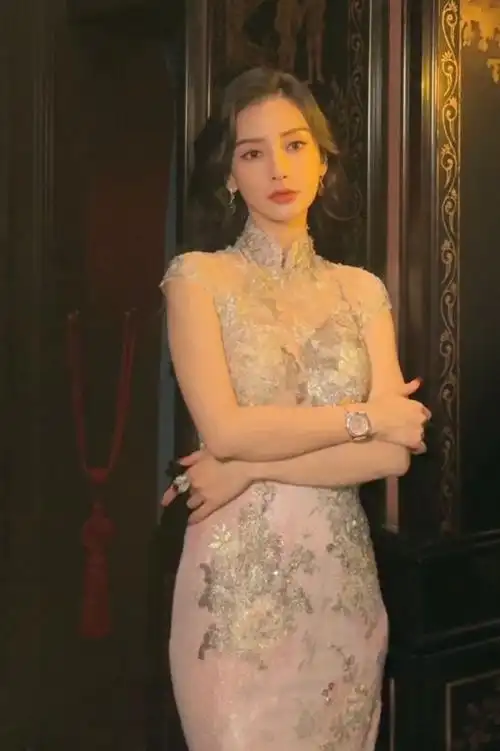 杨颖离婚后更丰满,穿半透旗袍窈窕又迷人,同框欧美女星不输气场