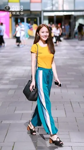 街拍:露脐t恤带有浓郁的女人味,给人一种清凉又撩人的感觉