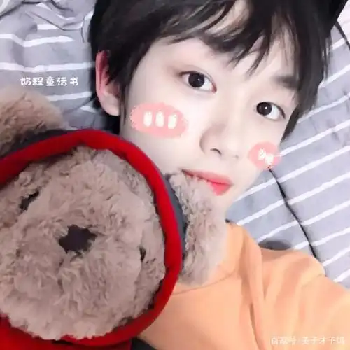 丁程鑫头像:小丁这样可爱的人大概是一本童话书吧!