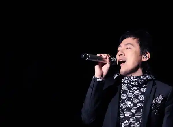娶12岁认识的女孩,妻子150首歌将他捧红,巫启贤模仿他赚六千万_张宇