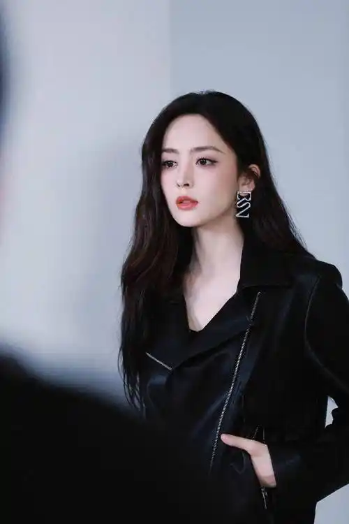 侧颜好美!古力娜扎最新写真释出_造型_时尚