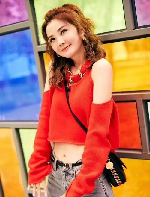 特别适合走轻熟风格的女生,而且蔡卓妍这款发型的长度也很不错,及肩的