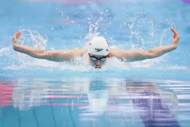 游泳——世锦赛:张雨霏获得女子100米蝶泳铜牌_新华社_匈牙利_孟鼎博