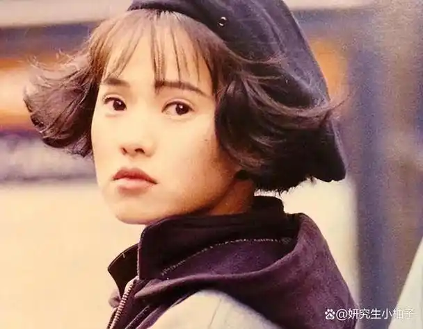 伊能静18岁照片曝光,单眼皮蒜头鼻,和整容前的秦昊夫妻相